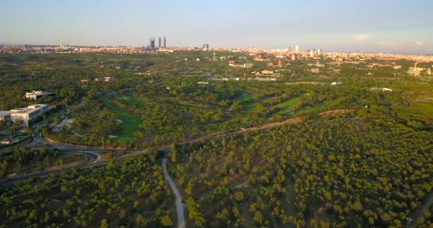 360幅马德里天际线和落日下的野营森林全景 — 图库视频影像