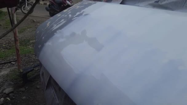 Araba Tamircisi Koruyucu Eldiven Takmış Boya Odasında Araba Boyası Yapan — Stok video
