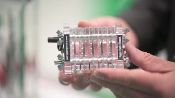 手握燃料电池堆栈 用氢和空气 — 图库视频影像