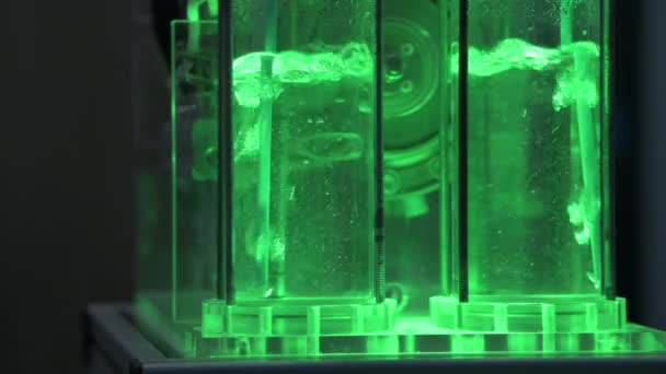 Burbujas Gas Hidrógeno Tubos Con Agua Demostrador Electrolizador Luz Verde — Vídeos de Stock