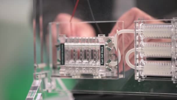 连接燃料电池堆的手 通过氢和空气 — 图库视频影像