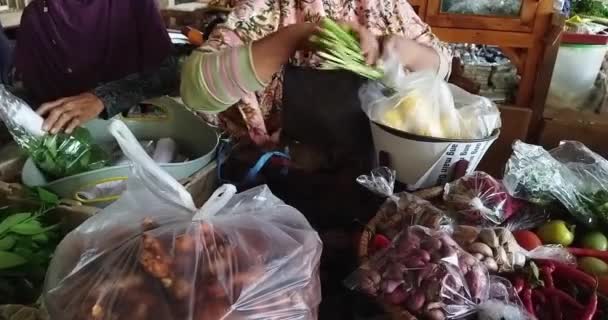 Pedagang Menempatkan Barang Barangnya Dalam Kantong Plastik Sambil Menghitung Jumlah — Stok Video
