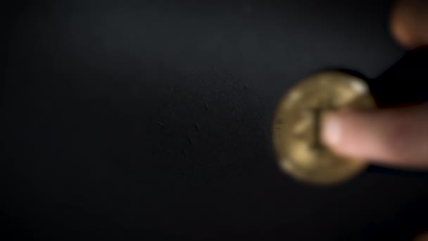 Sebuah Gambar Close Bitcoin Emas Sedang Dipindahkan Oleh Jari Yang — Stok Video