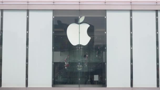 Clientes Tecnología Suben Las Escaleras Mientras Compran Tienda Oficial Apple — Vídeo de stock