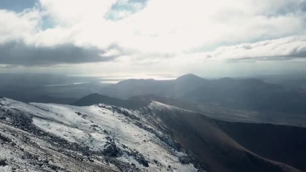 Fantastiska Flygbilder Solstrålar Som Framträder Genom Moln Över Bergen Snowdonia — Stockvideo