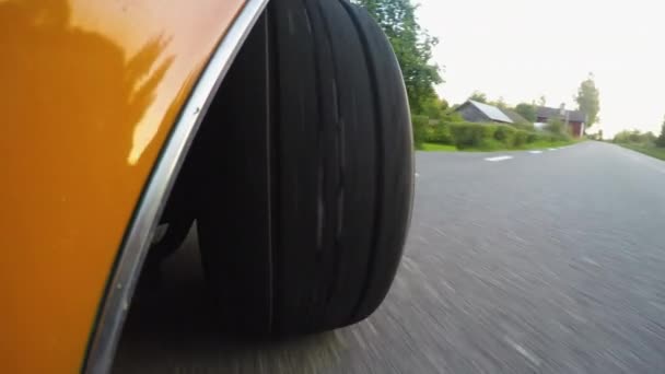 4K在公路上驾驶时 从复古汽车车轮侧面进行特写 转弯和开快车 — 图库视频影像