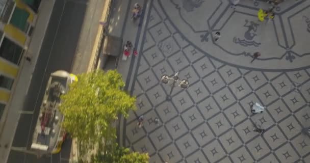 葡萄牙里斯本路易斯 卡莫斯广场的卡莫纪念碑的空中轨道角度与太阳光的对比 — 图库视频影像