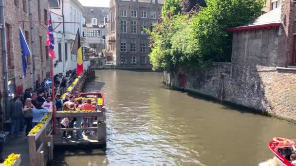 Lancha Rápida Con Pasajeros Que Navegan Canal Ciudad Que Pasa — Vídeos de Stock