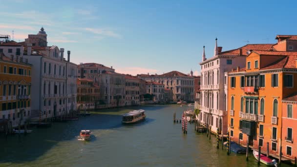 Canale Grande Venedig Italien Mit Boot Und Gondel Alten Häusern — Stockvideo