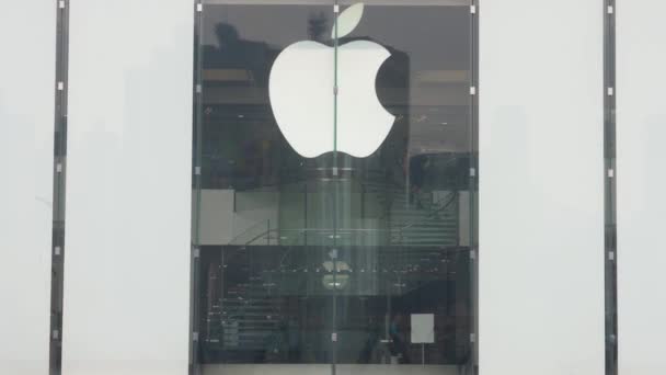 Китайский Технарь Спускается Лестнице Официальном Магазине Apple Гонконге — стоковое видео