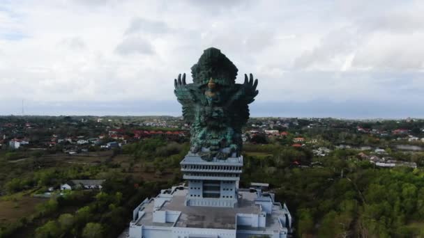 Iconische Garuda Wisnu Kencana Standbeeld Bali Luchtfoto Drone Baan Uitzicht — Stockvideo