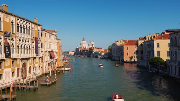 カナーレ グランデ ヴェネツィアの大運河 ボートとゴンドラ 古い家とサン マルコ大聖堂教会とリアルト橋に近いイタリア 象徴的なヴェネツィアの夏のカーニバル旅行の場所 — ストック動画