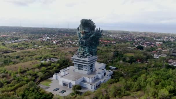 Socha Garudy Wisnu Kencany Stojící Ostrově Bali Pohled Orbity — Stock video