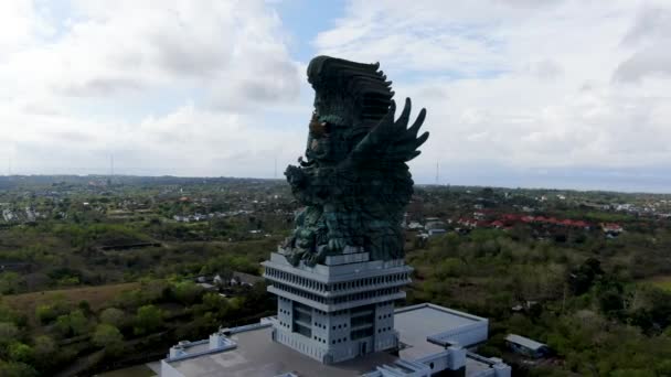 Duchovní Socha Indonéské Kultury Ostrově Bali Stojící Nad Celou Krajinou — Stock video