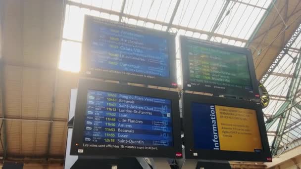 位于法国巴黎大楼内的Gare Nord时间表和监视器屏幕上的信息显示 Pov — 图库视频影像