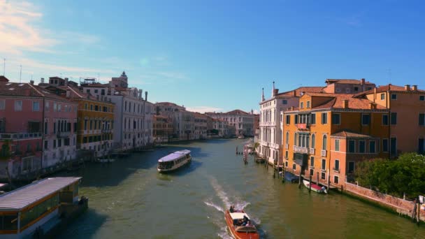 グランド キャナル ヴェネツィアのカナレ グランデ イタリアのボートとゴンドラ 古い家 マルコ教会とリアルト橋の近くの大聖堂教会 象徴的なヴェネツィアの夏の空カーニバル旅行の場所 — ストック動画