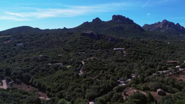 Luchtfoto Boven Uitgestrekte Groene Kliffen Landelijk Dorpje Monticanaglia Sardinië Italië — Stockvideo