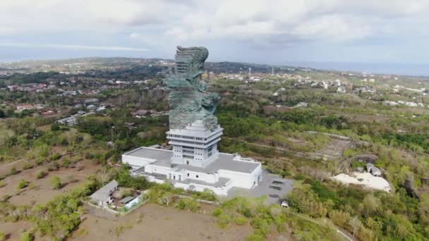 Garuda Wisnu Kencana Standbeeld Staande Boven Bali Eiland Landschap Luchtbaan — Stockvideo