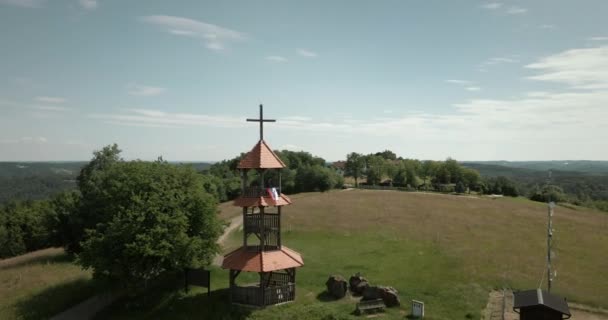 Panoramaaufnahme Eines Hügels Mit Kleinem Turm Auf Der Spitze Und — Stockvideo