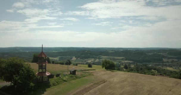 Panorama Landschaftsaufnahme Eines Hügels Mit Kleinem Turm Auf Der Spitze — Stockvideo