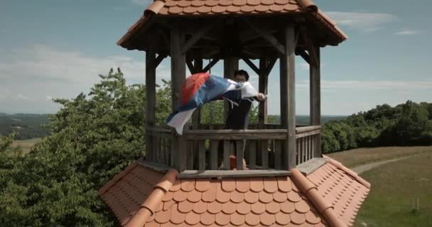Drohnenaufnahme Eines Wanderers Der Die Slowenische Flagge Über Den Zaun — Stockvideo