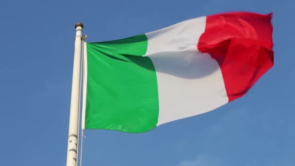 Vue Angle Bas Drapeau Italien Soufflant Dans Vent Contre Ciel — Video
