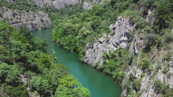 Vista Aérea Tres Kayaks Navegando Río Entre Cañones Rocosos Bosques — Vídeo de stock