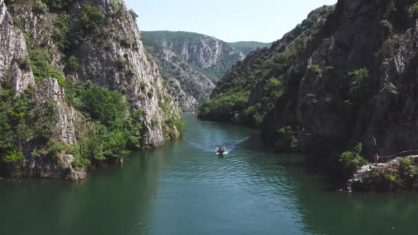 Liten Motorbåt Som Seglar Genom Floden Mellan Klippiga Ravinen Solig — Stockvideo