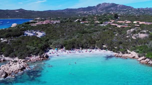 Aérea Turistas Disfrutando Las Playas Aguas Cristalinas Rodeadas Majestuosos Acantilados — Vídeo de stock