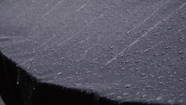 Pioggia Pesante Gocciolante Tessuto Impermeabile Nero — Video Stock