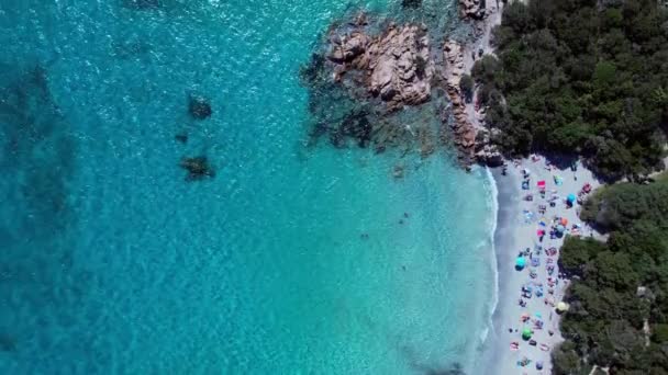 意大利撒丁岛翡翠海岸的海滩之一 斯帕吉亚德尔皮拉塔 空中俯瞰 旅行意大利背景 — 图库视频影像
