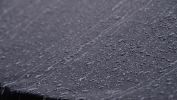 Lluvia Fuerte Sobre Textil Impermeable Negro — Vídeos de Stock