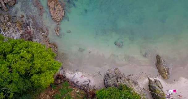 Vista Aérea Drone Uma Pessoa Nadando Águas Azuis Vibrantes Largo — Vídeo de Stock