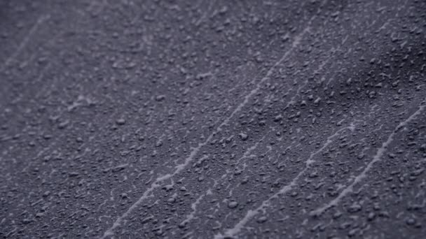 Pioggia Pesante Che Scende Tessuto Impermeabile Nero Primo Piano — Video Stock