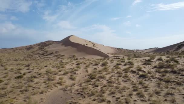 Luchtfoto Van Het Pittoreske Woestijnlandschap Zandduin Tegen Blauwe Lucht — Stockvideo