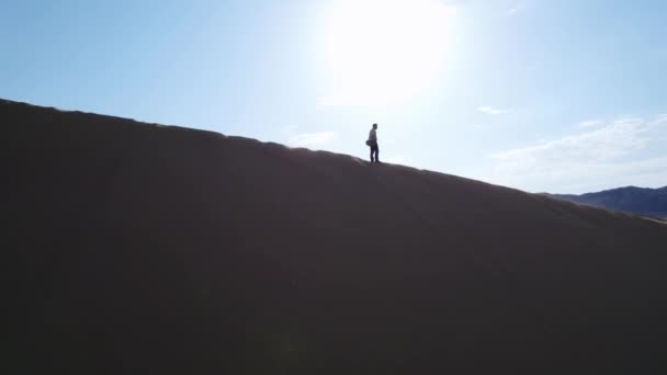 Colpo Rivelatore Della Silhouette Uomo Sulla Cima Dune Sabbia Contro — Video Stock