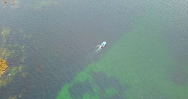 スペインのガリツィアの大西洋岸線に沿って航行中に網を投げる漁船の空中ビュー — ストック動画