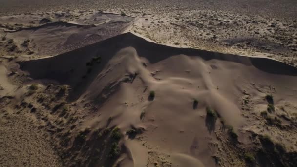 Flyger Över Vilda Sandöknen Sahara Dune Hill Sjungande Sanddyner Altyn — Stockvideo