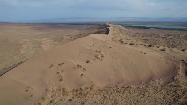 Luftaufnahme Der Wüste Sahara Sanddünenhügel Singende Dünen Altyn Emel Nationalpark — Stockvideo