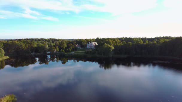 Widok Powietrza Pałac Birinu Łotewski Zamek Nad Jeziorem Ładnym Ogrodem — Wideo stockowe