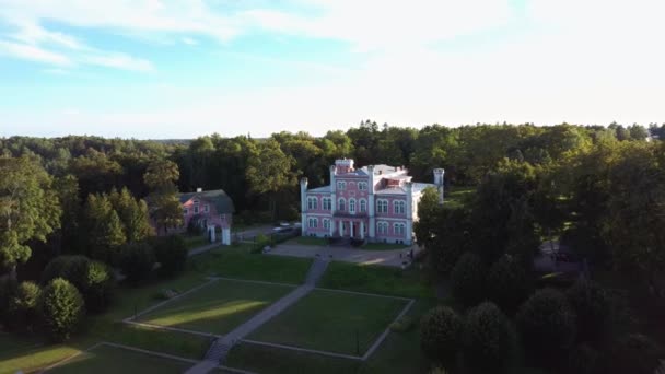 比里努宫的空中景观 拉脱维亚城堡位于美丽花园的湖畔 无人机射中 比里尼庄园 维兹梅地区 拉脱维亚秋日日落前的黄昏 相机向后移动 — 图库视频影像