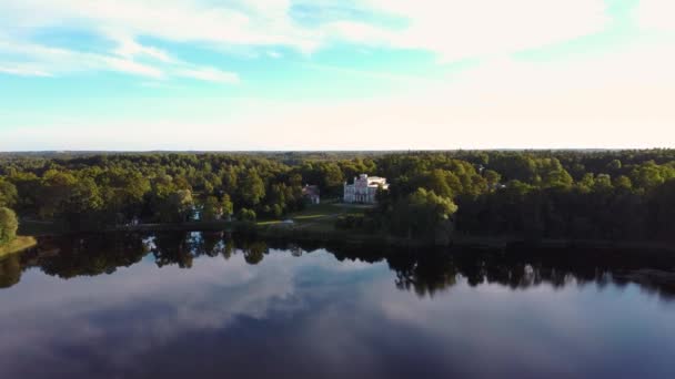 Widok Powietrza Pałac Birinu Łotewski Zamek Nad Jeziorem Ładnym Ogrodem — Wideo stockowe
