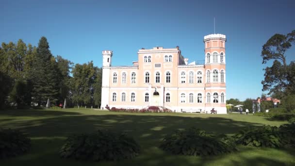 比里努宫 拉脱维亚城堡 湖边有漂亮的花园 拉脱维亚Vidzeme地区Birini Manor 史黛康 秋日艳阳天 摄影机向前移动 — 图库视频影像