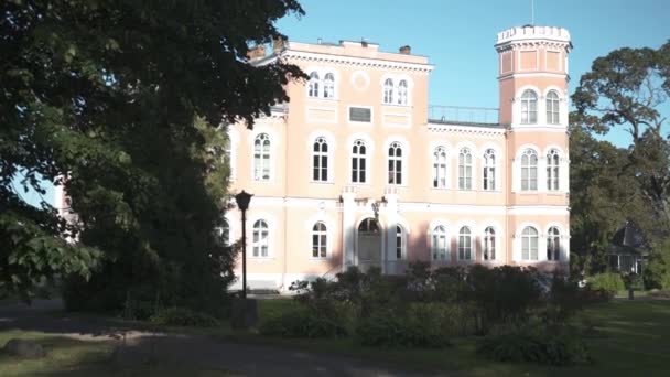 Istana Birinu Kastil Latvia Oleh Danau Dengan Taman Yang Bagus — Stok Video