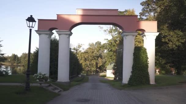 Birinu Sarayı Letonya Kalesi Güzel Bahçeli Gölü Birini Malikanesi Vidzeme — Stok video