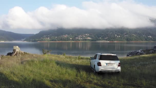 Вид Воздуха Белый Внедорожник Mercedes Припаркованный Берегу Озера Маврово Македонии — стоковое видео