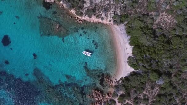 Eenzame Boot Helder Transparant Turquoise Water Aan Kust Van Sardinië — Stockvideo