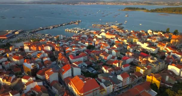 Grove Galicia スペインの日没時のオレンジ色の屋根の上の空中ビュー — ストック動画