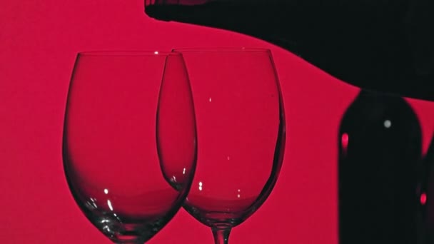 Silhouette Eines Glases Mit Rotwein Aus Einer Flasche Vor Rotem — Stockvideo