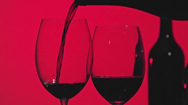 Silueta Copa Con Vino Tinto Que Fluye Botella Sobre Fondo — Vídeo de stock